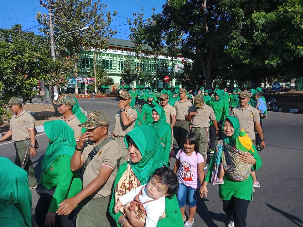 Jalan Sehat Bersama Persit Dan Anggota Yonarmed Kostrad Metro