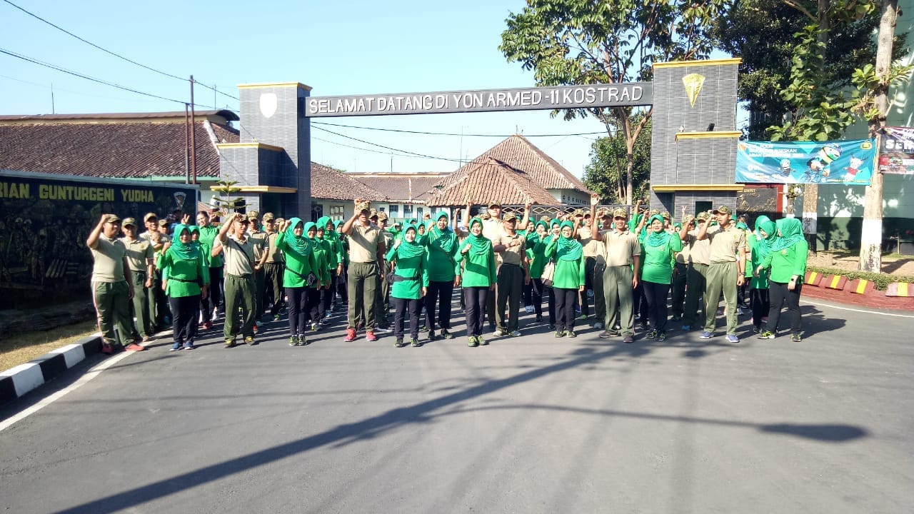 Jalan Sehat Bersama Persit Dan Anggota Yonarmed 11 Kostrad Metro