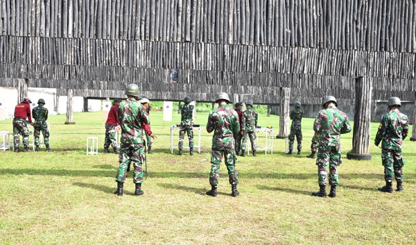 Komandan Kodiklatal Tinjau Lattek Menembak Pistol Siswa Pusdikkes