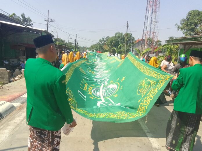 Bentangkan Bendera Merah Putih Dan NU Sepanjang 50 Meter Kirab Hari