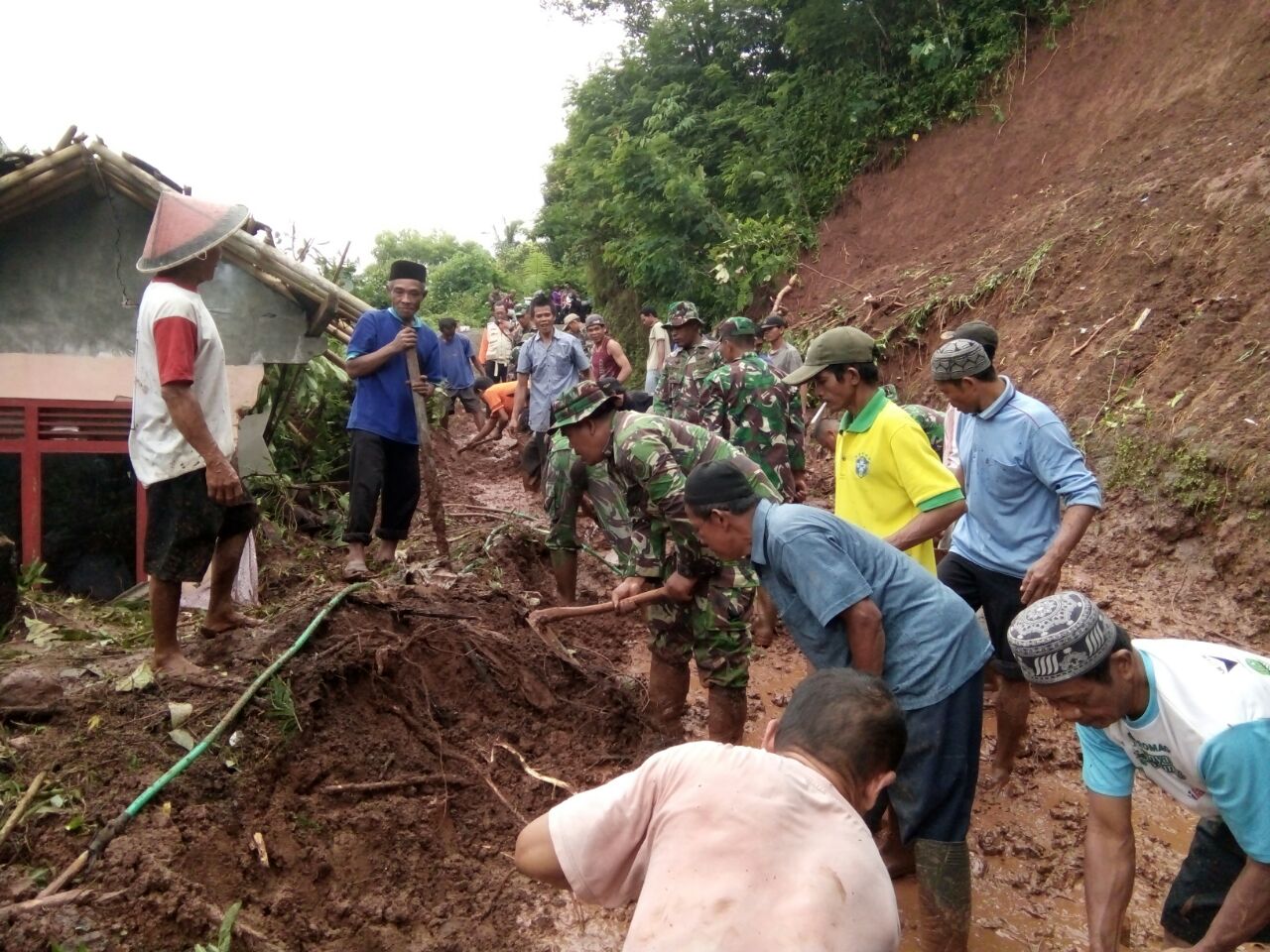 TNI-POLRI Dan BPBD Bersama Warga Bersihkan Tanah Longsor Yang Menutupi ...