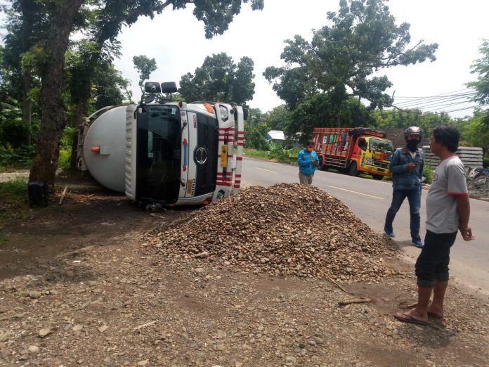  Truk  Bermuatan Semen Curah Terguling di Bekas  Galian Pipa 