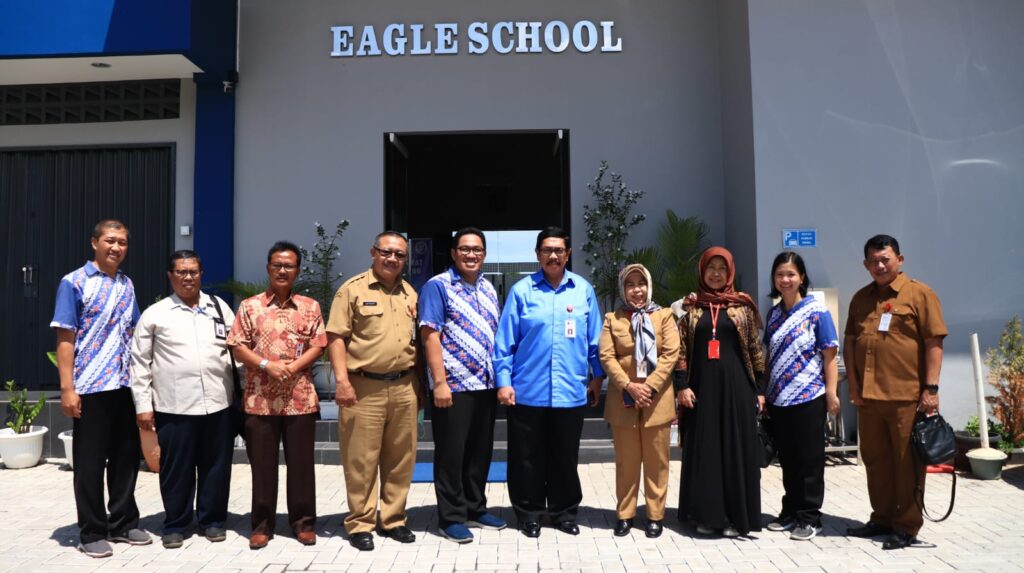 Ketua Dewan Pendidikan Kota Semarang (DPKS) Dr Drs Budiyanto SH, M.Hum Berpose Bersama Dengan Pimpinan PKBM Eagle School dan Penilik Semarang Utara di Kampus Setempat, Senin (22/11).