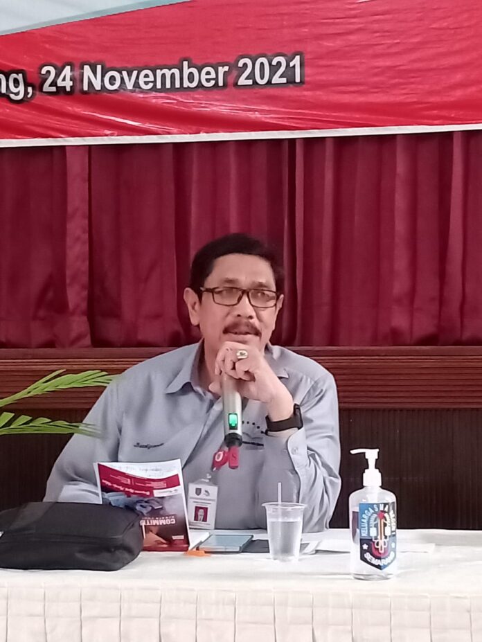 Ketua Dewan Pendidikan Kota Semarang (DPKS) Dr Drs Budiyanto SH MHum saat menjadi narasumber penguatan Peran Komite Sekolah Dalam Program Sekolah Penggerak di SMAN 1 Semarang, Rabu (24/11). 