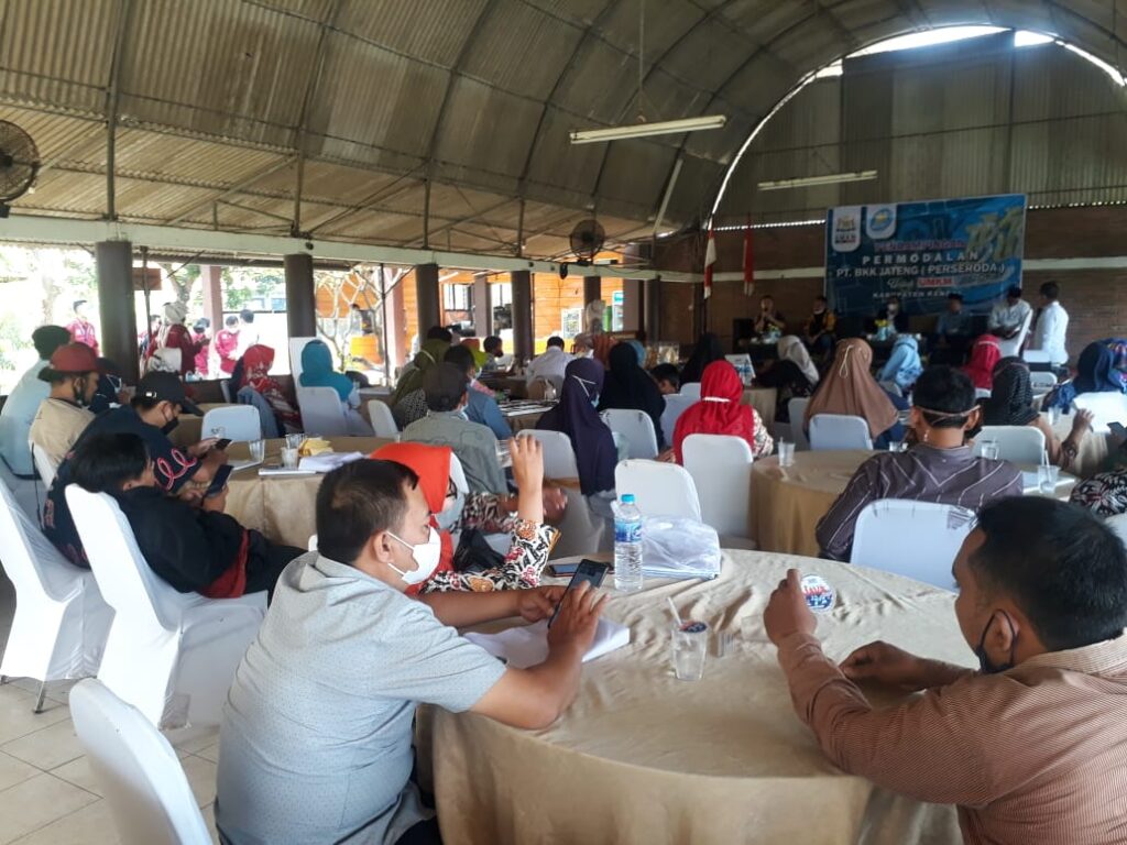 Para Pelaku UMKM Kendal Saat Mengikuti Kegiatan Bantuan Permodalan dengan BKK Jateng (Perseroda) di Agro Wisata Tirto Arum Kendal, Senin (29/11).