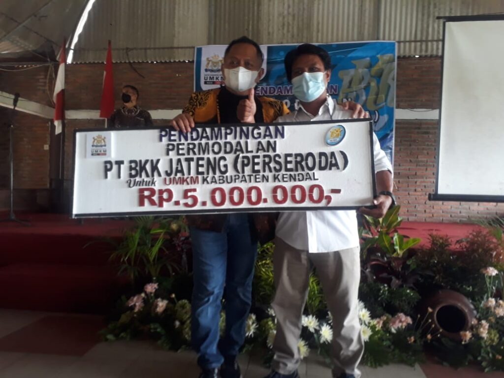 Direktur PT BKK Jateng (Perseroda), Kusnanto Memberikan Bantuan Secara Simbolis Kepada Perwakilan UMKM di Agro Wisata Tirto Arum Kendal, Senin (29/11).