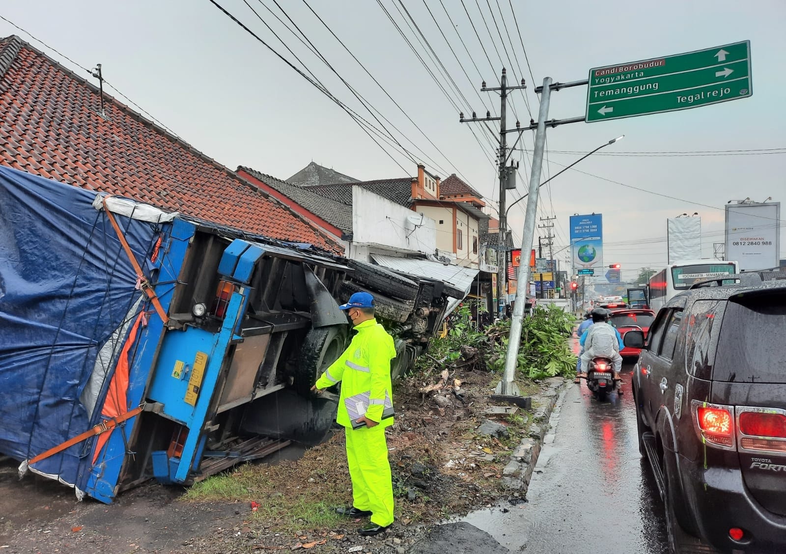 Diduga Rem Blong Truk Tronton Alami Kecelakaan Tunggal Metro Times News