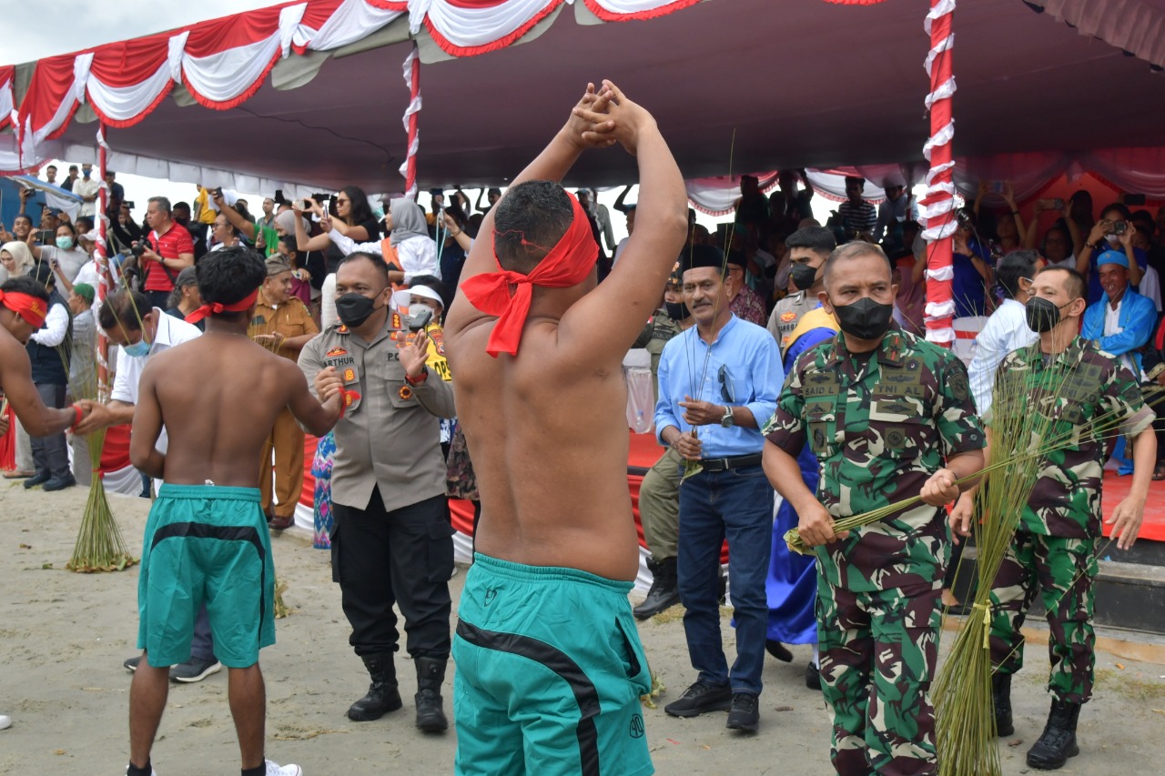 Danlantamal Ix Hadiri Pesta Adat Dan Budaya Atraksi Pukul Sapu Lidi Di