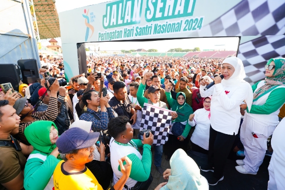 Khofifah was greeted with cries of Carry On!, as tens of thousands of participants in the healthy Santri Day march in Madiun departed • Metro Times News